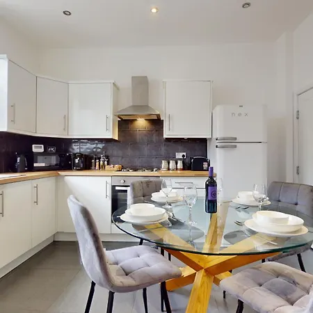 4bed And 4bath House Near Centre With Free Wifi Holiday home *